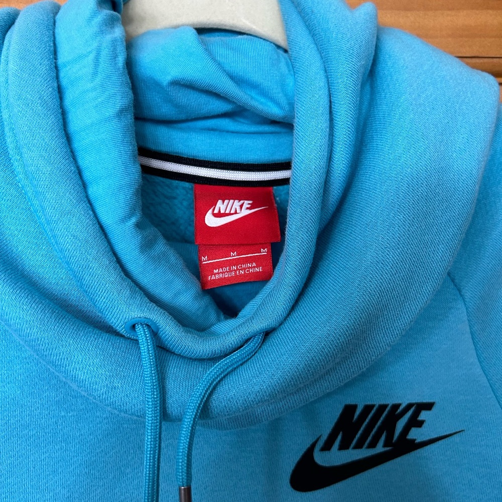 Woman’s Nike hoodie - Picture 3 of 3